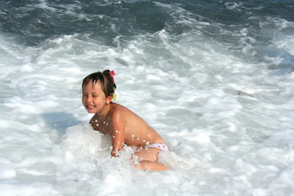 Het meisje op de zee — Stockfoto