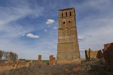 terkedilmiş kilise kule