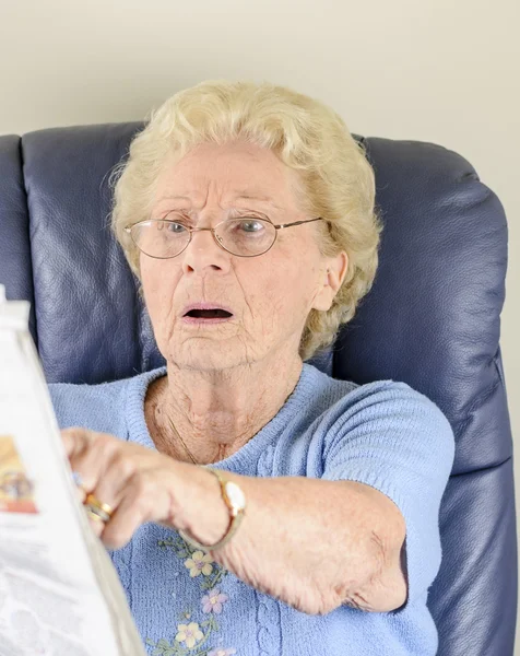 Az öreg hölgy olvasó újság — Stock Fotó