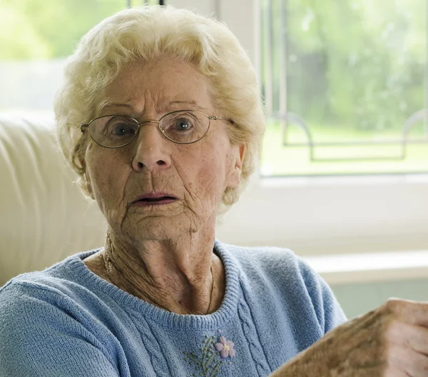 Worried Old Lady Doesn't Understand — Stock Photo, Image