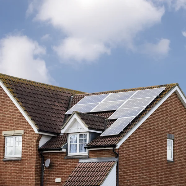 房子屋顶上的太阳能电池板 免版税图库照片