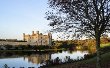 Leeds castle kış akşam ışık boğulmuş.