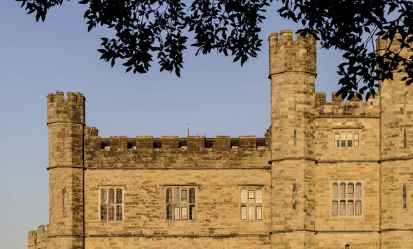 Leeds castle towers, taret ve surlar — Stok fotoğraf