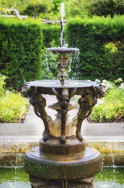 English Gargoyle Fountain — Stock Photo, Image