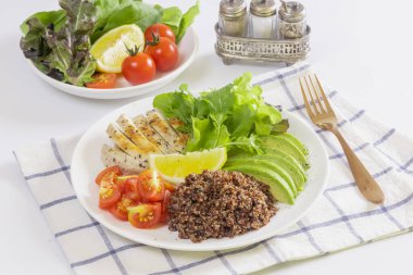 Keto Salatası. Salata, taze domates ve avokado ile ızgara tavuk filetosu. Sağlıklı yemek.,