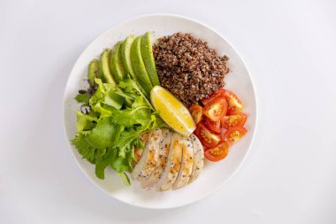 Beyaz arka planda Keto Salatası. Salata, taze domates ve avokado ile ızgara tavuk filetosu. Sağlıklı yemek., 