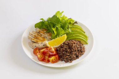 Beyaz arka planda Keto Salatası. Salata, taze domates ve avokado ile ızgara tavuk filetosu. Sağlıklı yemek., 