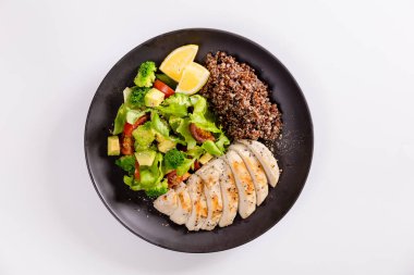 Beyaz arka planda Keto Salatası. Salata, taze domates ve avokado ile ızgara tavuk filetosu. Sağlıklı yemek., 