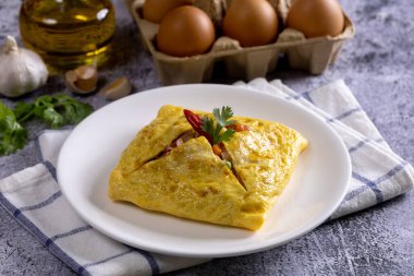 Doldurulmuş bir Tay omlet beyaz plaka üzerinde