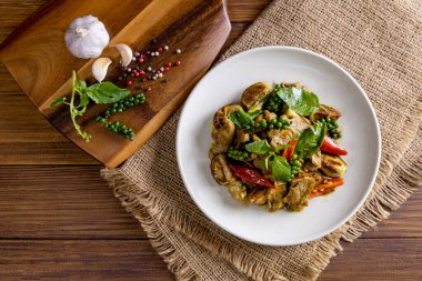 Tayland baharatlı kızartma (Pad Cha )