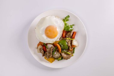 Karabiber ve soğanla karıştırılmış kırmızı biber.