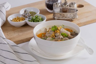 Domuz eti pilavı. Kahvaltı için masada beyaz bir kase..