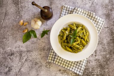 Masada ev yapımı pesto soslu makarna.