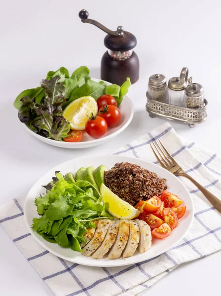 Keto Salatası Salata Taze Domates Avokado Ile Izgara Tavuk Filetosu — Stok fotoğraf