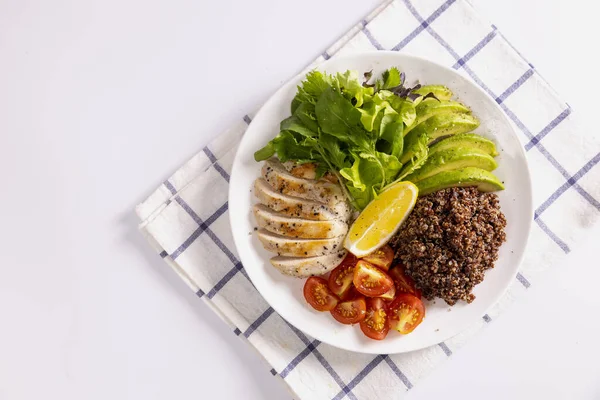Keto Salatası. Salata, taze domates ve avokado ile ızgara tavuk filetosu. Sağlıklı yemek.,