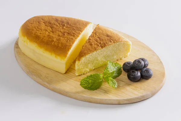 日本のチーズケーキとアフタヌーンティー付きの木製デスク 閉じる — ストック写真