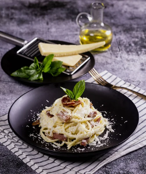 Pasta Carbonara Espaguetis Con Tocino Perejil Queso Parmesano Pasta Carbonara — Foto de Stock