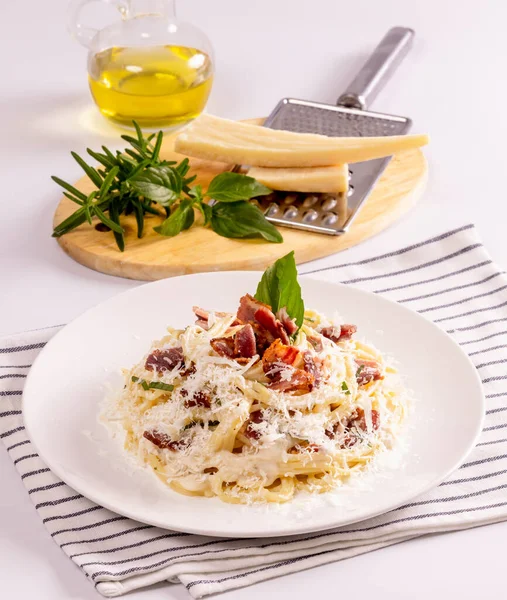 Pasta Carbonara Espaguetis Con Tocino Perejil Queso Parmesano Pasta Carbonara — Foto de Stock