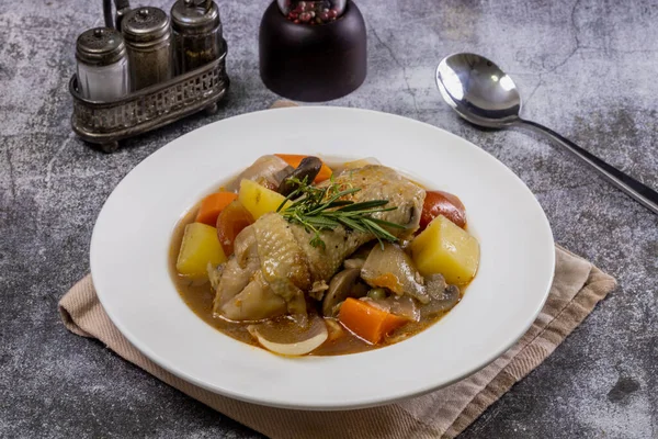 Patates ve havuçlu tavuk güveci. 