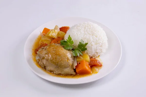Nasi Dan Ayam Rebus Dengan Kentang Dan Wortel Latar Belakang — Stok Foto