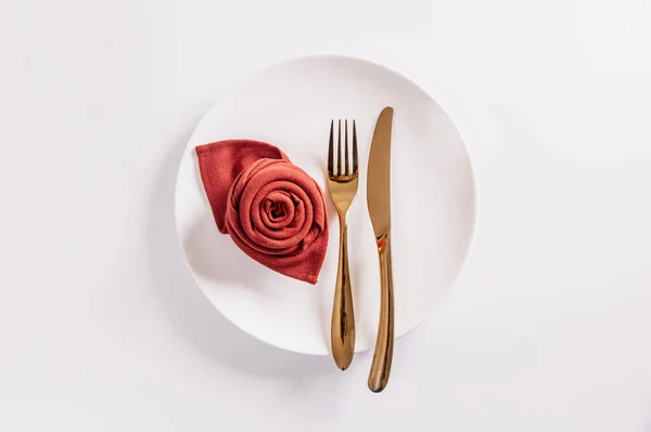 Yemek arkaplanı. Beyaz boş tabak, çatal bıçak takımı, beyaz peçete arka planı. Üst görünüm, düz görünüm, kopyalama alanı.