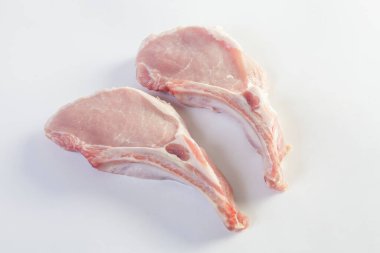 Beyaz arka plan üzerinde taze domuz pirzolası