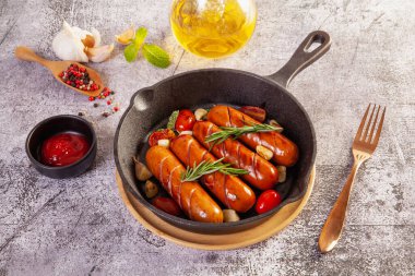 Ahşap üzerinde lezzetli kızarmış sosis.