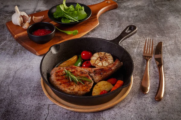 Kızarmış domuz bifteği kızartma tavasında, yakın görüş..