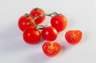 Beyaz bir arka plan üzerinde olgun kırmızı domates ile taze hazırlanmış ketçap