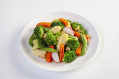 Kızarmış sebzeleri beyaz arka planda karıştır