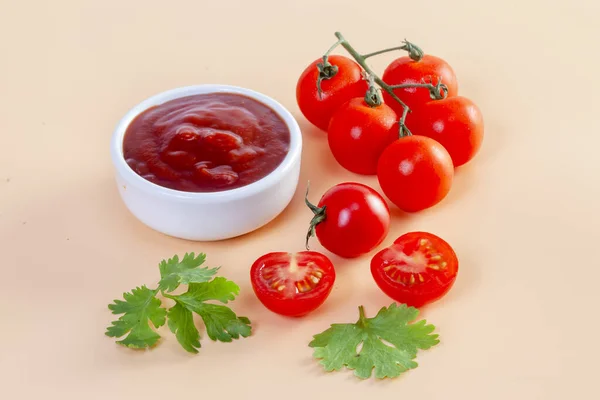 Frisch Zubereitetes Ketchup Mit Reifen Roten Tomaten Auf Orangefarbenem Hintergrund — Stockfoto