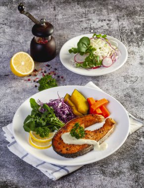 Masada beyaz tabakta somon bifteği