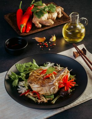 Soya soslu buharda pişirilmiş Grouper, siyah arkaplan.
