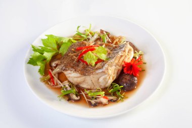 Beyaz arka planda Soya soslu buharda pişirilmiş Grouper.