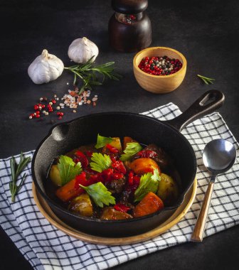 Sıcak tava yahnisi masada.