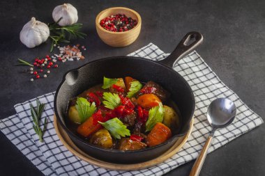 Sıcak tava yahnisi masada.