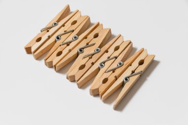 Beyaz bir arka plan üzerinde izole clothespins
