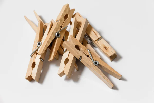 Clothespins izolovaných na bílém pozadí — Stock fotografie