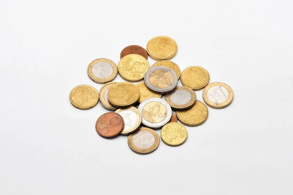 Monedas de euros aisladas sobre un fondo blanco — Foto de Stock