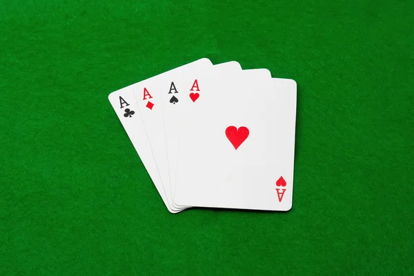 Quatro ases de poker em um fundo verde — Fotografia de Stock