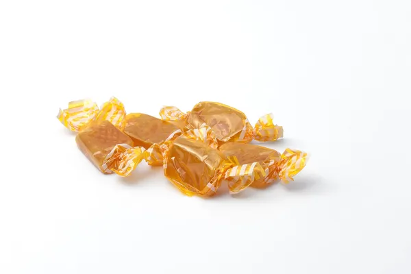 Alguns doces de mel isolados em um fundo branco — Fotografia de Stock