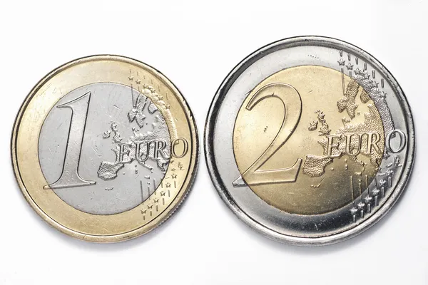 Eine Ein- und eine Zwei-Euro-Münze Stockbild