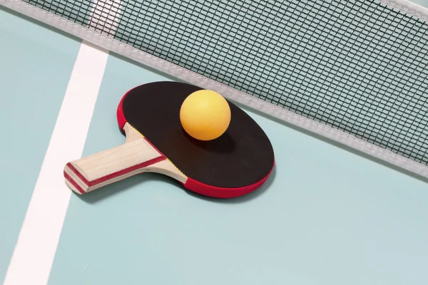 Table tennis racket and ball — Stock Photo, Image