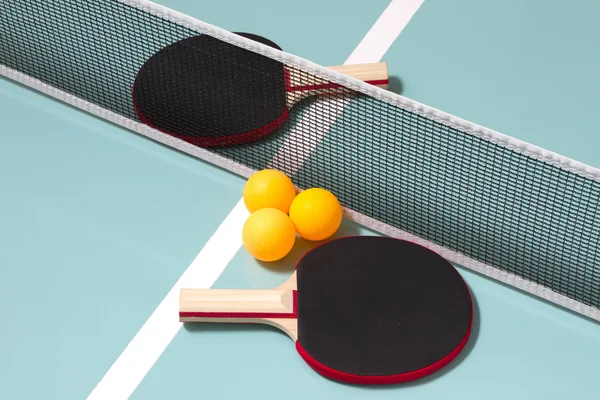 Raquetas y pelotas de tenis de mesa — Foto de Stock