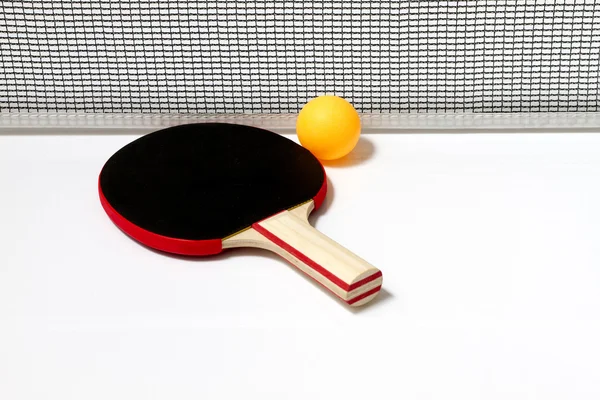 Raquete de tênis de mesa e bola — Fotografia de Stock