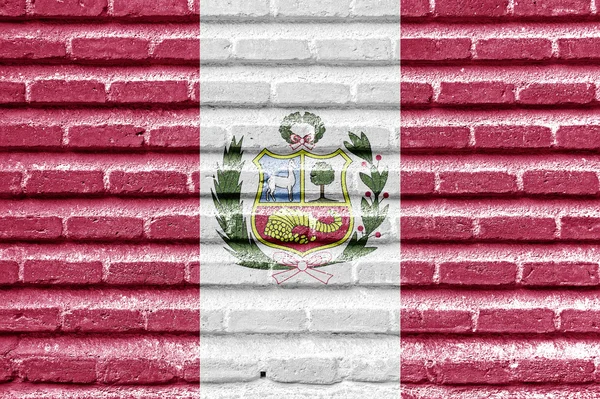 오래 된 벽돌 벽에 페루 깃발 — 스톡 사진