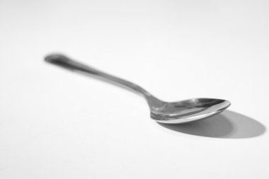 beyaz arkaplanda kaşık