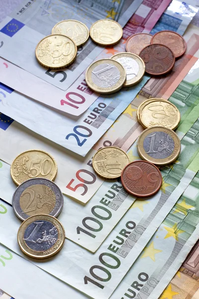 Euro-Banknoten und Münzen lizenzfreie Stockbilder