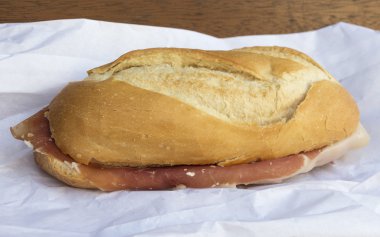 İspanyol serrano Jambonlu sandviç peçeteye