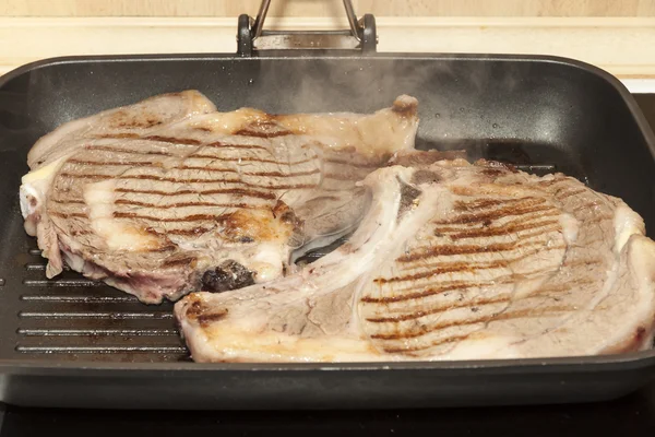 bir ızgarada pişmiş Dana eti